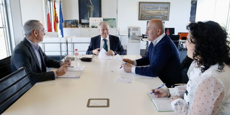 Industria se compromete a trabajar conjuntamente en los proyectos de mejora en el municipio de Cartes