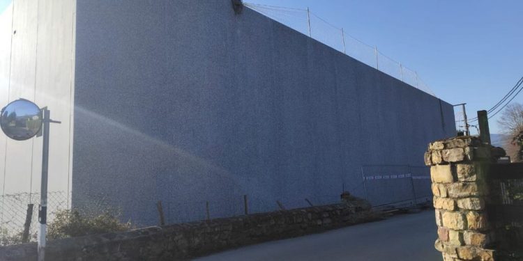 Cantabristas denuncia la construcción de un cubo gris gigante en medio de Alceda