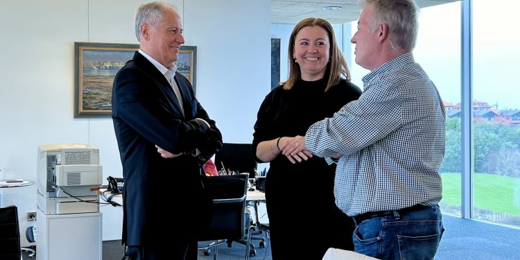 El Gobierno estudiará la ampliación del espacio industrial en Ampuero para favorecer el crecimiento de empresas