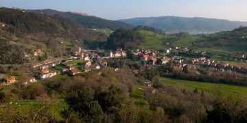 Cultura estudiará el patrocinio de los ciclos culturales ‘Puente Viesgo es otra Prehistoria’ y ‘Entre Luces’