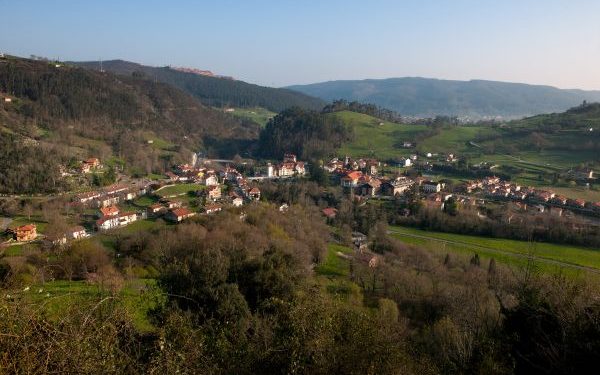 Cultura estudiará el patrocinio de los ciclos culturales ‘Puente Viesgo es otra Prehistoria’ y ‘Entre Luces’