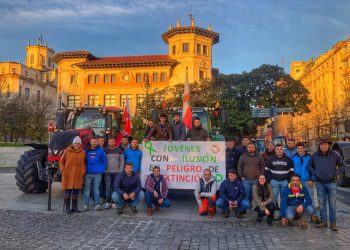 35 tractores amanecen frente a Delegación del Gobierno en Cantabria y depositan un potro matado por el lobo