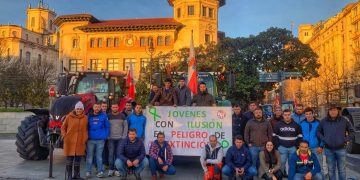 35 tractores amanecen frente a Delegación del Gobierno en Cantabria y depositan un potro matado por el lobo