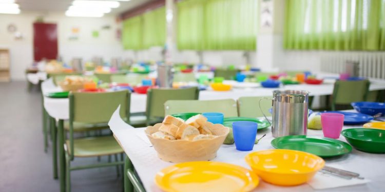 UGT exige a Educación que garantice el pago de las nóminas pendientes en la concesionaria de los comedores escolares