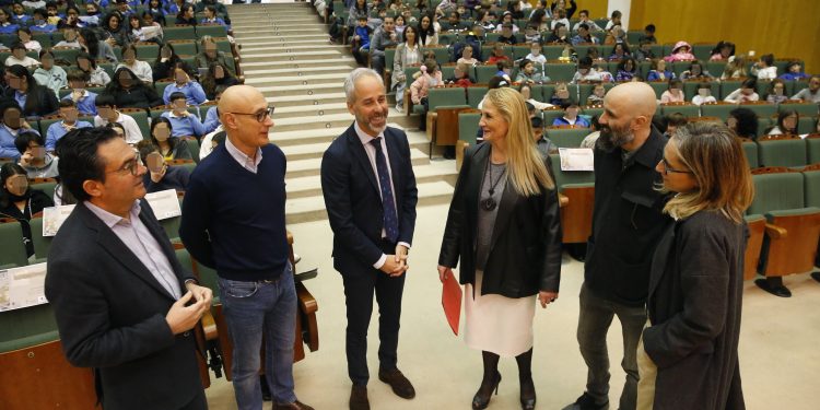 Silva ensalza el Día de las Letras de Cantabria por acercar la literatura autonómica a las aulas