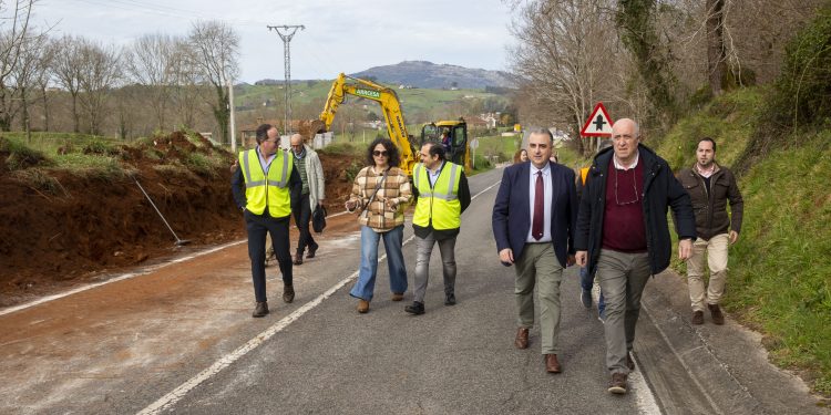 Fomento comienza las obras del paseo peatonal desde La Cavada hasta el barrio de Arriba (Riotuerto)