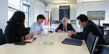 La Consejería de Industria colaborará con Castañeda para visibilizar y potenciar su comercio y hostelería