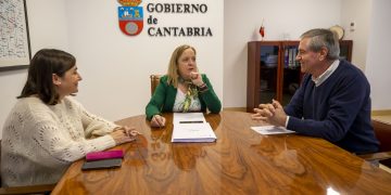 La consejera de Presidencia y el alcalde de Suances hablan de las nuevas ayudas para seguridad y protección civil