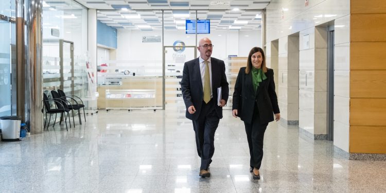 Cantabria elabora un plan para reducir las listas de espera sanitarias en tres años