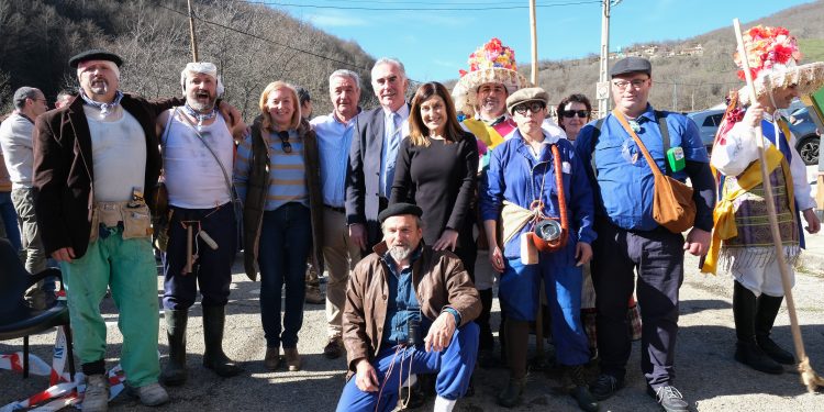 Buruaga se compromete a estudiar la declaración de Bien de Interés Cultural Inmaterial de Los Zamarrones de Polaciones