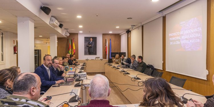 Tazón rechaza la falta de participación y ha insistido en que el objetivo del equipo de gobierno es hacer una ordenanza de la ZBE de Torrelavega  “buena para todos”