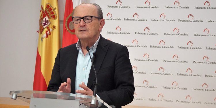 López Marcano insta al Gobierno a «ponerse las pilas» para frenar la caída de pasajeros que vive el Seve Ballesteros desde finales de 2023
