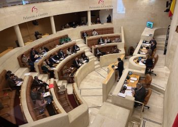 El Parlamento de Cantabria pide un plan de empleo joven y el aumento de rutas en el aeropuerto