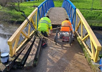El Ayuntamiento de Camargo da inicio a los trabajos de reparación del puente peatonal de la Ría del Carmen