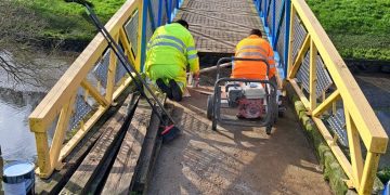 El Ayuntamiento de Camargo da inicio a los trabajos de reparación del puente peatonal de la Ría del Carmen