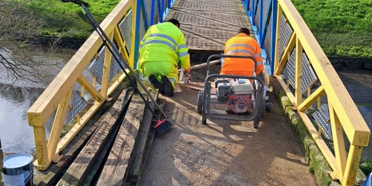 El Ayuntamiento de Camargo da inicio a los trabajos de reparación del puente peatonal de la Ría del Carmen