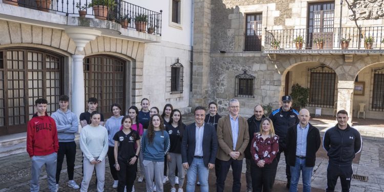 Movellán se compromete con los estudiantes a instalar aparcabicis en los institutos “para el fomento de la movilidad sostenible”