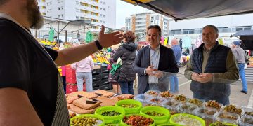 El Ayuntamiento de Camargo estudia volver a ubicar en el Paseo de Cros el mercado de los martes