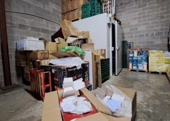 El Ayuntamiento de Camargo investiga la procedencia de 51.000 mascarillas que el anterior gobierno socialista dejó caducar abandonadas en una nave