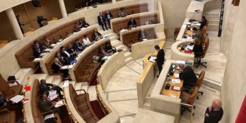 El Parlamento pide acelerar los tramites del AVE