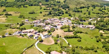 El Gobierno de Cantabria mejora la pista polideportiva de Collado de Cieza tras la renovación del vallado