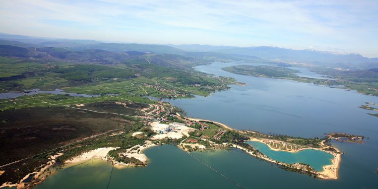 El Gobierno y el Ayuntamiento de Campoo de Yuso estudiarán acciones para promover el desarrollo turístico y deportivo del pantano del Ebro