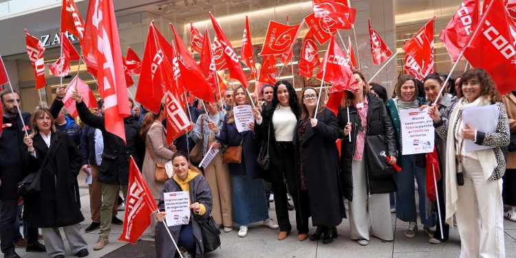 Personal de Inditex se concentra en Santander para exigir que haya igualdad de condiciones en todos los centros y marcas del grupo