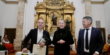 La consejera de Cultura entrega a Juan Ignacio Ferrándiz el primer premio del XXIII Concurso de Narrativa Costumbrista de los Valles de Cantabria