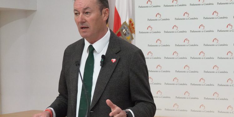 Guillermo Blanco pide «valentía» a Pablo Palencia para cumplir el mandato del Parlamento e iniciar las extracciones de lobo que necesita Cantabria