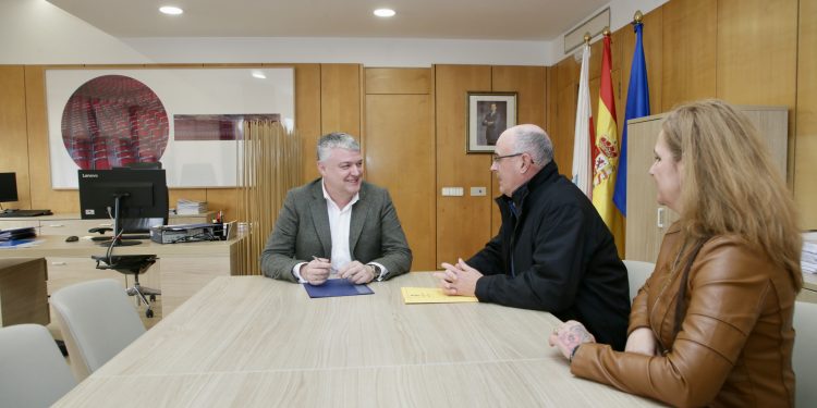 Economía colaborará con Arredondo para dar a conocer el descubrimiento de pinturas prehistóricas en el municipio y su relación con el arte rupestre europeo