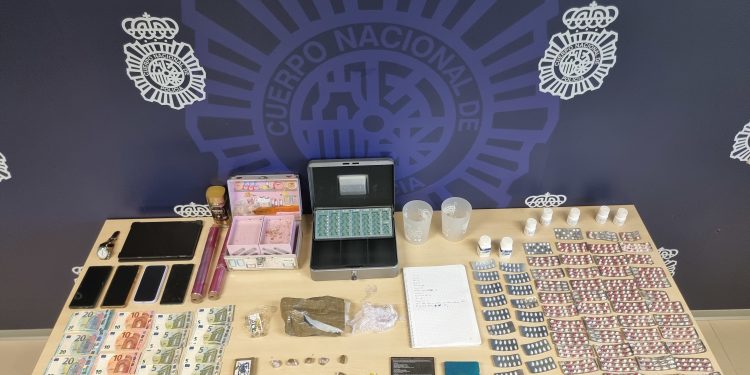 La Policía Nacional detiene a dos personas dedicadas a la venta y distribución de hachís, MDMA y diferentes fármacos en Santander