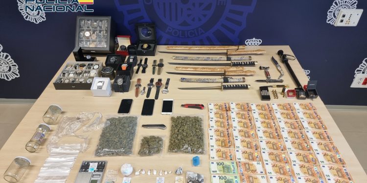 La Policía Nacional detiene a un varón dedicado a la venta y distribución de cocaína, MDMA, cristal, hachís y marihuana por el método llamado “telecoca”