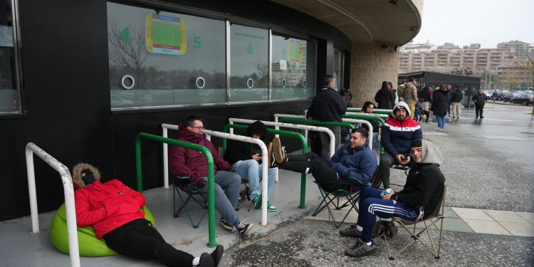 Colas desde las tres de la mañana para adquirir una entrada del Sporting- Racing