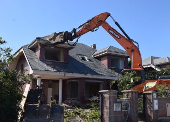 Iniciado el derribo de cinco viviendas de la urbanización Calas del Norte de Cerrias II, una vez indemnizados sus propietarios