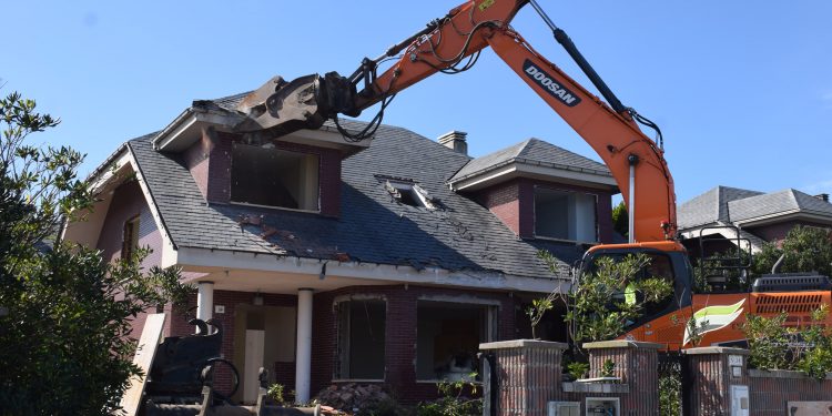 Iniciado el derribo de cinco viviendas de la urbanización Calas del Norte de Cerrias II, una vez indemnizados sus propietarios