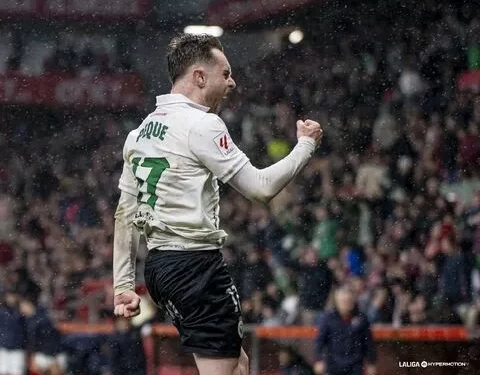 El Racing remonta al Sporting y desata la locura