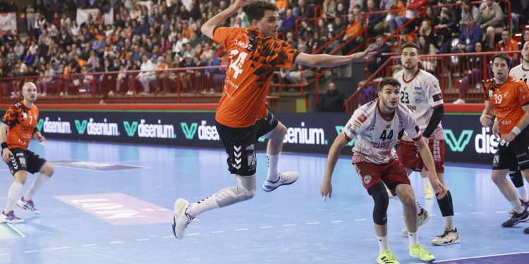 El Bathco BM Torrelavega viaja a Puente Genil para visitar un pabellón en el que no conoce la victoria en ASOBAL