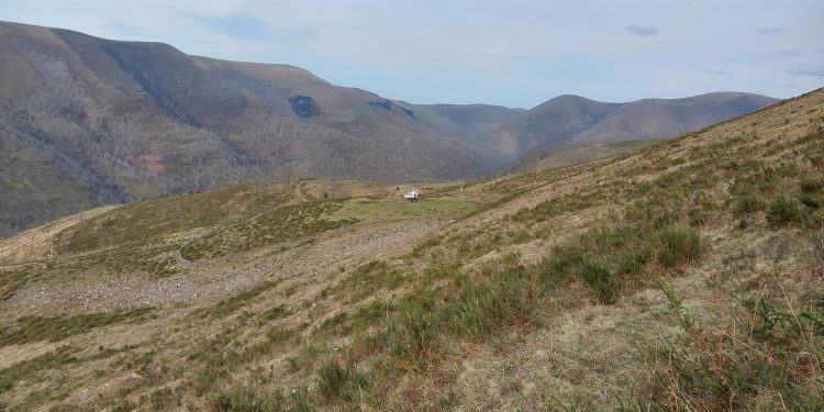 Un bombero forestal fallece cuando trabajaba en la extinción de un incendio en un monte de Cabuérniga