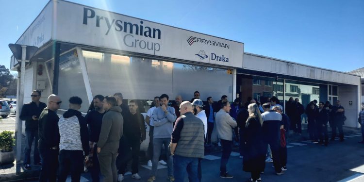 El 100% de los trabajadores de Prysmian secunda los paros de dos horas por turno por el despido de uno de los empleados de la fábrica