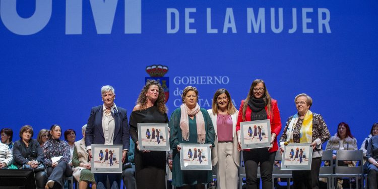 Buruaga reafirma su compromiso con la igualdad y apela a la unidad en la gala del Día Internacional de la Mujer