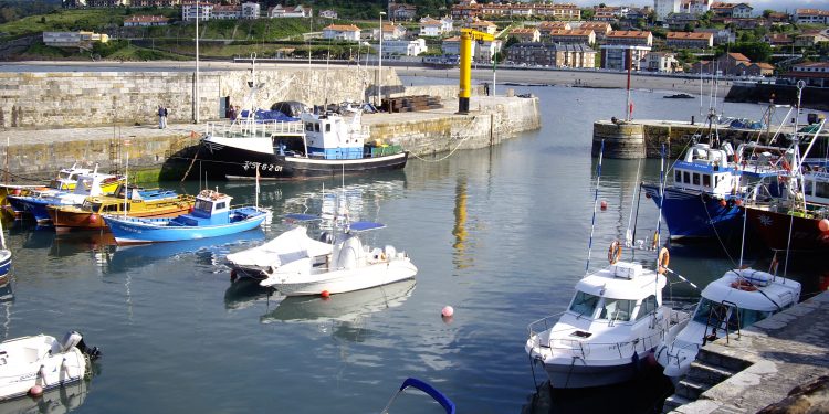 Fomento acomete la reparación urgente del paramento del dique vertical del puerto de Comillas para evitar daños mayores