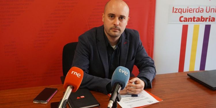 Ruiz Salmón (IU) recomienda a Bedia que mire a países “más cercanos que Cuba” donde se regula el acceso a la vivienda