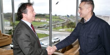 Pablo Palencia se compromete con el alcalde de San Pedro del Romeral a impulsar la promoción de la vaca pasiega