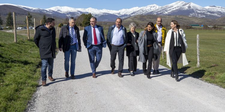 El Gobierno invierte más de 35.000 euros en la mejora de la carretera que une Nestares y Matamorosa junto al campo de golf