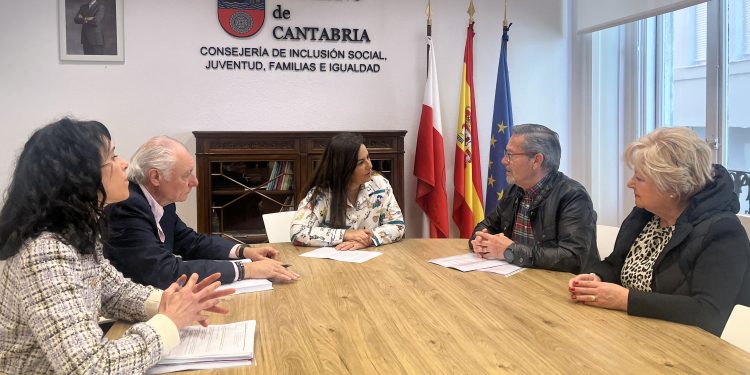 El Gobierno y la Federación de Mayores comparten su preocupación por la soledad no deseada y el aislamiento