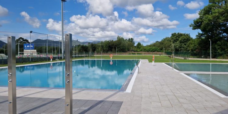 El Ayuntamiento saca a licitación la explotación de las cafeterías de las piscinas de verano, del centro cívico de Tanos y de la estación de autobuses