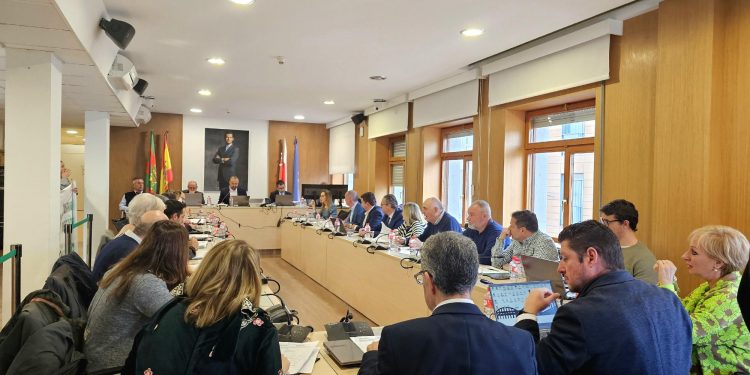 El Pleno de Torrelavega aprueba inicialmente la Ordenanza Reguladora de la ZBE