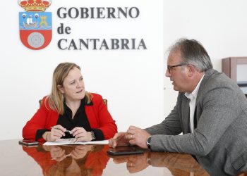 Urrutia analiza con el alcalde de Vega de Liébana la puesta en marcha de medidas de lucha contra el despoblamiento del medio rural