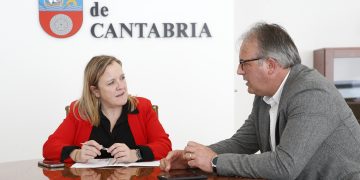 Urrutia analiza con el alcalde de Vega de Liébana la puesta en marcha de medidas de lucha contra el despoblamiento del medio rural