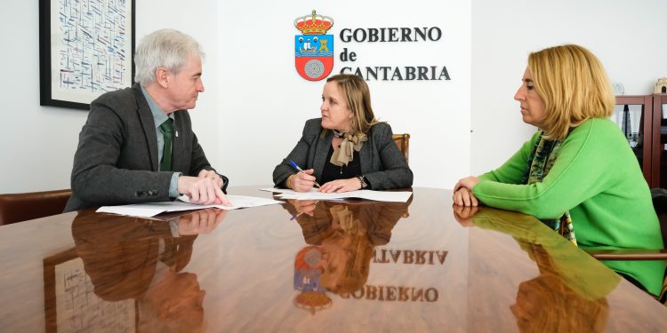 El Gobierno cántabro apoyará el proceso para que las cuatro juntas vecinales de Arnuero cuenten con bandera y escudo